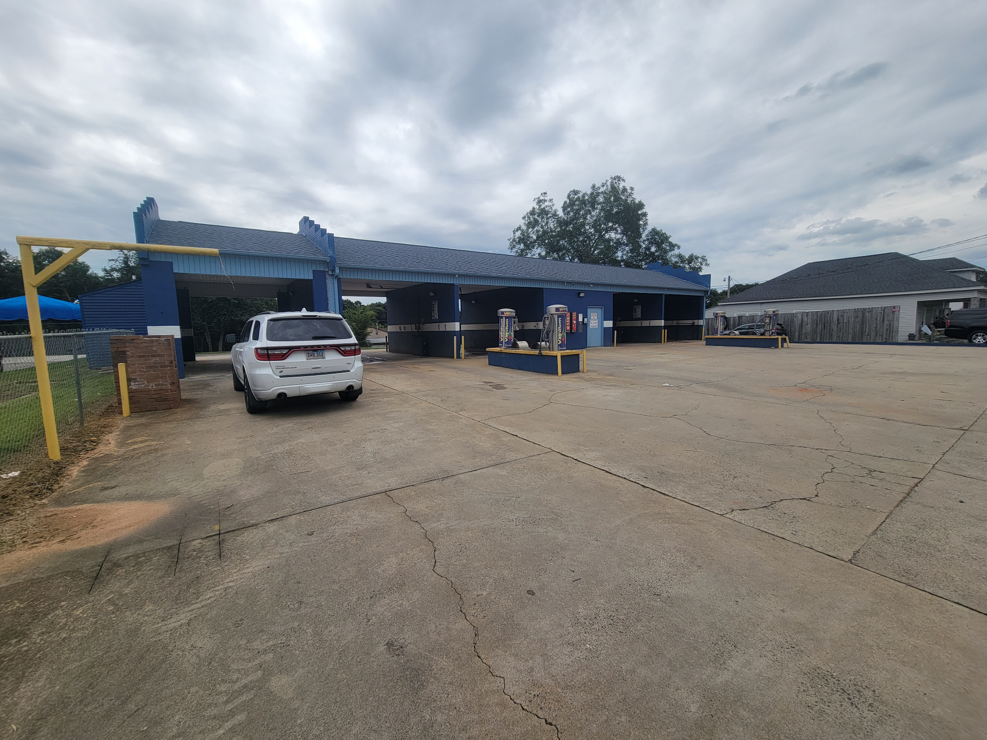 609 E Trade Carwash exterior with self-serve wash bays and vacuum stations in Dallas, NC